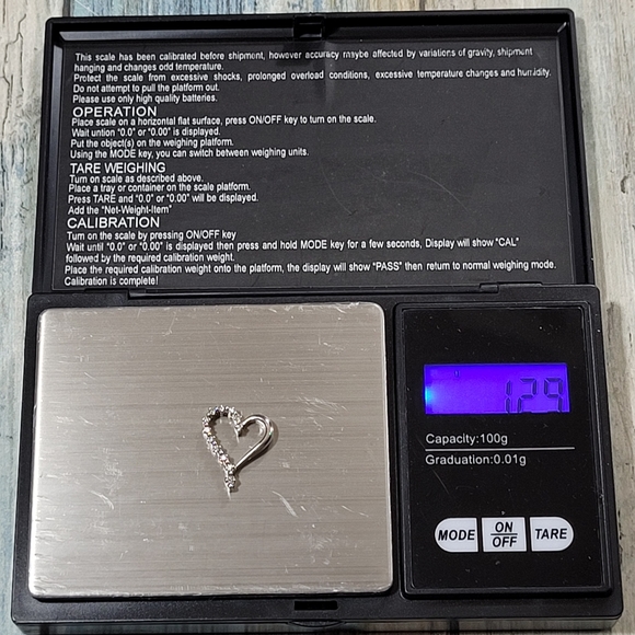 10K White Gold Open Heart Pendant. - Picture 8 of 9